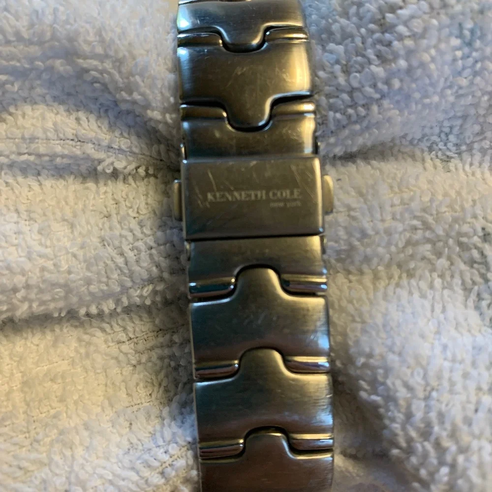Working Kenneth Cole New York Men’s Silver Tone Watch with New Brand Batteries!